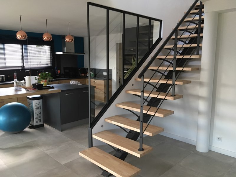 Intérieur maison neuve Fouesnant - escalier métallique verrière cuisine - Mélanie Ouchem architecte